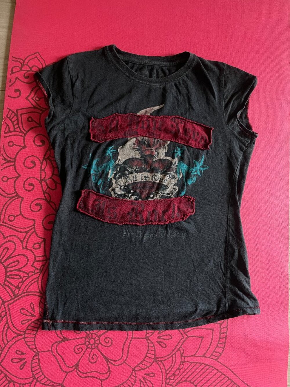 Hard Rock Cafe All You Need Is Rock Graphic Tee Medium